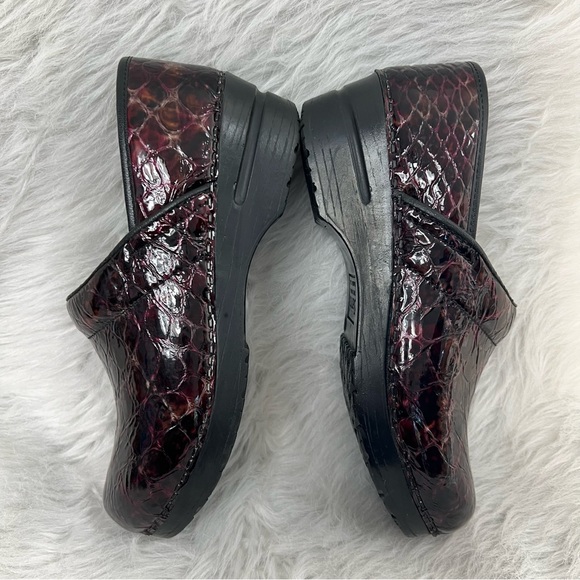 Sanita Pro. Patent Danish clogs burgundy embossed croc - Picture 13 of 16